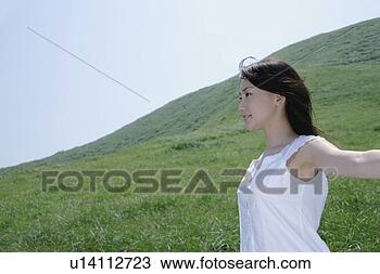 Banco de Imagem - jovem,  mulher, 
 ficar,  campo. 
fotosearch - busca 
de fotos, imagens 
e clipart