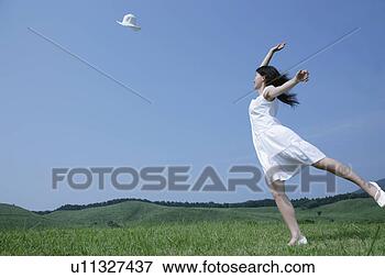 Foto - jovem,  mulher, 
 jogar,  chapéu. 
fotosearch - busca 
de fotos, imagens 
e clipart