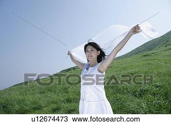 Banco de Imagem - jovem,  mulher, 
 outstretching, 
 braços. fotosearch 
- busca de fotos, 
imagens e clipart