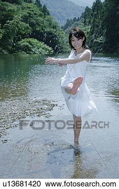 Arquivo de Fotografias - jovem,  mulher, 
 respingue,  água. 
fotosearch - busca 
de fotos, imagens 
e clipart