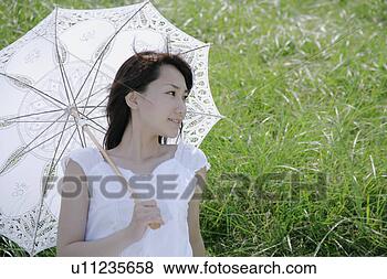 Banco de Imagem - jovem,  mulher, 
 sentando,  capim, 
 campo. fotosearch 
- busca de fotos, 
imagens e clipart