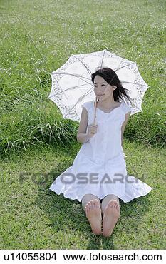 Banco de Imagem - jovem,  mulher, 
 sentando,  capim, 
 campo. fotosearch 
- busca de fotos, 
imagens e clipart