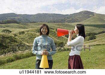 Arquivo de Fotografia - dois,  jovem, 
 mulheres,  megafones. 
fotosearch - busca 
de fotos, imagens 
e clipart