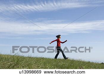 Arquivo Fotográficos - jovem,  mulher, 
 saltando,  campo. 
fotosearch - busca 
de fotos, imagens 
e clipart