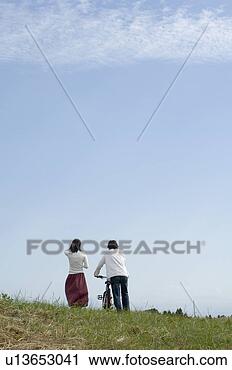 Arquivo de Fotografia - jovem,  par,  
andar,  empurrar, 
 bicicleta,  parte 
traseira,  vista. 
fotosearch - busca 
de fotos, imagens 
e clipart
