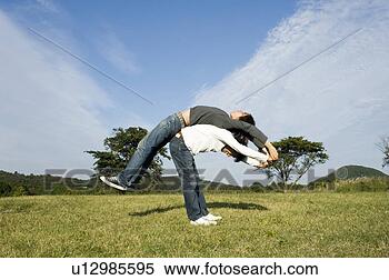 Banco de Imagem - jovem,  par,  
exercitar,  costas, 
 costas. fotosearch 
- busca de fotos, 
imagens e clipart