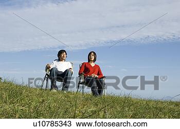 Banco de Imagem - jovem,  par,  
sentando,  cadeiras. 
fotosearch - busca 
de fotos, imagens 
e clipart