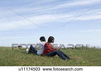Banco de Imagem - jovem,  par,  
sentando,  costas, 
 costas. fotosearch 
- busca de fotos, 
imagens e clipart