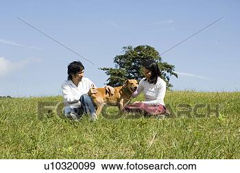 Arquivo Fotográficos - jovem,  par,  
tocando,  cão. 
fotosearch - busca 
de fotos, imagens 
e clipart