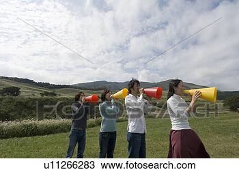 Banco de Imagem - quatro,  jovem, 
 pessoas,  shouting, 
 megafones. fotosearch 
- busca de fotos, 
imagens e clipart
