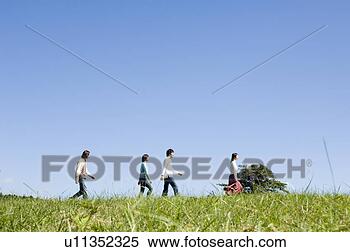 Banco de Imagem - quatro,  jovem, 
 pessoas,  andar, 
 campo. fotosearch 
- busca de fotos, 
imagens e clipart