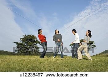 Foto - quatro,  jovem, 
 pessoas,  rir. 
fotosearch - busca 
de fotos, imagens 
e clipart
