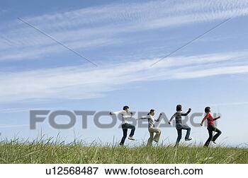 Foto - quatro,  jovem, 
 pessoas,  saltando, 
 campo. fotosearch 
- busca de fotos, 
imagens e clipart