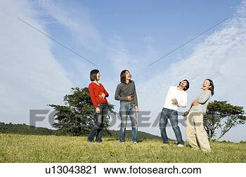 Arquivo de Fotografia - quatro,  jovem, 
 pessoas,  rir. 
fotosearch - busca 
de fotos, imagens 
e clipart