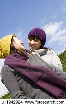 Banco de Imagem - dois,  jovem, 
 mulheres,  falando. 
fotosearch - busca 
de fotos, imagens 
e clipart