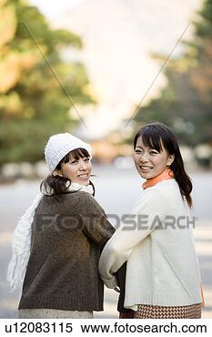 Banco de Imagem - dois,  jovem, 
 mulheres,  braço, 
 braço,  olhar, 
 câmera,  ombros. 
fotosearch - busca 
de fotos, imagens 
e clipart