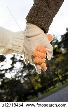 Banco de Imagem - dois,  jovem, 
 mulheres,  segurando, 
 mãos. fotosearch 
- busca de fotos, 
imagens e clipart