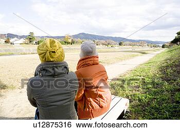 Banco de Imagem - dois,  jovem, 
 mulheres,  sentando, 
 banco. fotosearch 
- busca de fotos, 
imagens e clipart