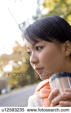 Banco de Imagem - jovem,  mulher, 
 bebendo,  café. 
fotosearch - busca 
de fotos, imagens 
e clipart