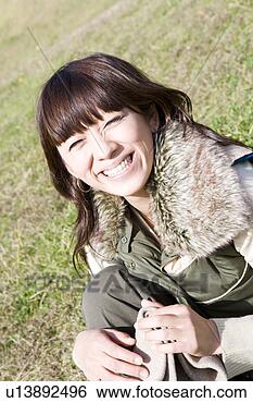 Banco de Imagem - jovem,  mulher, 
 sorrindo,  olhar, 
 câmera. fotosearch 
- busca de fotos, 
imagens e clipart