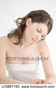 Banco de Imagem - jovem,  mulher, 
 olhar,  baixo. 
fotosearch - busca 
de fotos, imagens 
e clipart