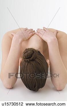 Banco de Imagem - jovem,  mulher, 
 tocar,  ombros. 
fotosearch - busca 
de fotos, imagens 
e clipart