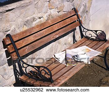Banco de Imagem - jornal,  copo, 
 café,  madeira, 
 banco. fotosearch 
- busca de fotos, 
imagens e clipart