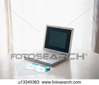 Banco de Imagem - laptop,  pc,  
dois,  compacto, 
 discos,  tabela. 
fotosearch - busca 
de fotos, imagens 
e clipart