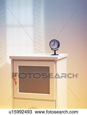 Banco de Imagem - pequeno,  circular, 
 relógio,  branca, 
 gabinete. fotosearch 
- busca de fotos, 
imagens e clipart