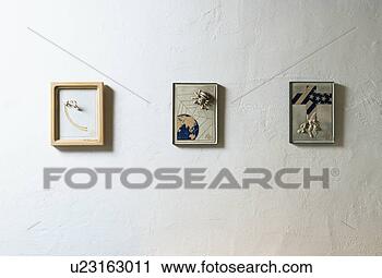 Arquivo de Fotografia - três,  artisticos, 
 bordas,  pendurado, 
 parede. fotosearch 
- busca de fotos, 
imagens e clipart