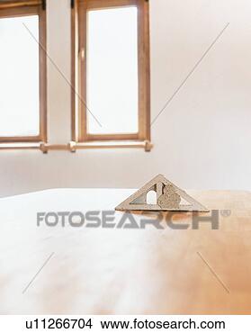 Banco de Imagem - triangular,  objeto, 
 madeira,  tabela. 
fotosearch - busca 
de fotos, imagens 
e clipart