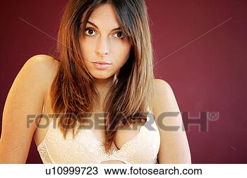 Banco de Imagem - jovem,  escuro-haired, 
 mulher,  mentindo, 
 cama. fotosearch 
- busca de fotos, 
imagens e clipart