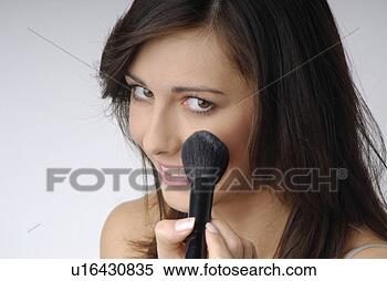 Banco de Imagem - jovem,  mulher, 
 aplicando,  maquiagem. 
fotosearch - busca 
de fotos, imagens 
e clipart