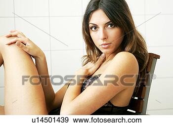 Arquivo Fotográficos - jovem,  mulher, 
 sentando,  madeira, 
 cadeira,  frente, 
 branca. fotosearch 
- busca de fotos, 
imagens e clipart