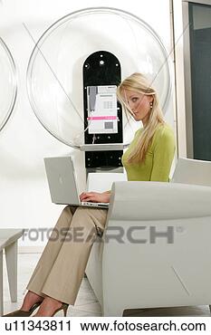 Arquivo de Fotografia - jovem,   negócio, 
  mulher,   trabalhando, 
  laptop,   modernos. 
fotosearch - busca 
de fotos, imagens 
e clipart