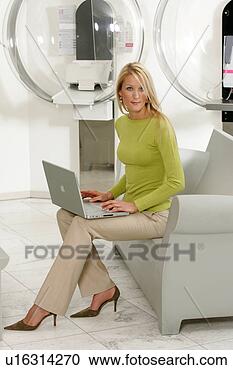 Arquivo de Fotografias - jovem,   negócio, 
  mulher,   trabalhando, 
  laptop,   modernos. 
fotosearch - busca 
de fotos, imagens 
e clipart