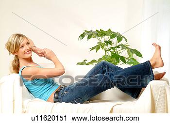 Arquivo de Fotografia - mulher,  relaxante, 
 sofá,  olhar, 
 dedos pé. fotosearch 
- busca de fotos, 
imagens e clipart