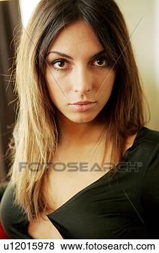 Banco de Imagem - retrato,  jovem, 
 escuro-haired, 
 mulher,  pretas, 
 topo. fotosearch 
- busca de fotos, 
imagens e clipart