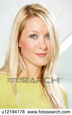 Banco de Imagem - retrato,   jovem, 
  negócio,   mulher, 
  longo,   loura, 
  cabelo. fotosearch 
- busca de fotos, 
imagens e clipart