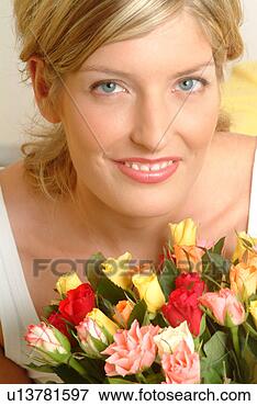 Foto - retrato,  mulher, 
 buquet,  rosas. 
fotosearch - busca 
de fotos, imagens 
e clipart
