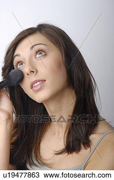 Banco de Imagem - jovem,  mulher, 
 aplicando,  maquiagem. 
fotosearch - busca 
de fotos, imagens 
e clipart