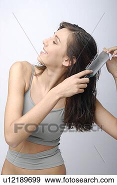 Arquivo Fotográficos - jovem,  mulher, 
 secar,  penteado, 
 cabelo. fotosearch 
- busca de fotos, 
imagens e clipart