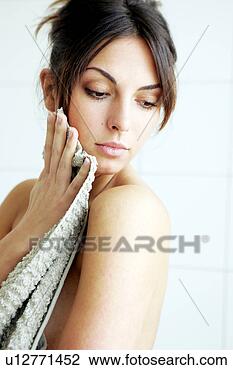 Stock Photo - young woman getting 
out of bathtub, 
rubbing herself 
dry with towel. 
fotosearch - search 
stock photos, 
pictures, images, 
and photo clipart