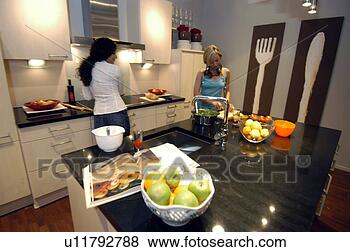 Banco de Imagem - dois,  jovem, 
 mulheres,  ocupado, 
 cozinha. fotosearch 
- busca de fotos, 
imagens e clipart