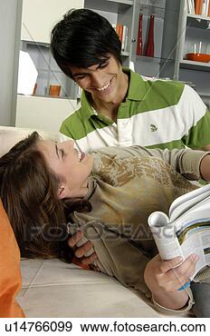 Arquivo Fotográficos - jovem,  par,  
acaricie,  sofá. 
fotosearch - busca 
de fotos, imagens 
e clipart