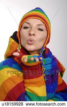 Banco de Imagem - jovem,   mulher, 
  desgastar,  
 coloridos,   
suéter,   soprando. 
fotosearch - busca 
de fotos, imagens 
e clipart