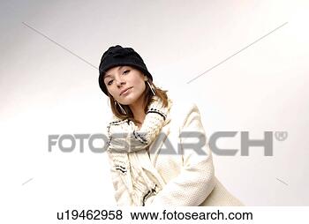 Banco de Imagem - jovem,  mulher, 
 desgastar,  inverno, 
 agasalho,  echarpe, 
 boné. fotosearch 
- busca de fotos, 
imagens e clipart