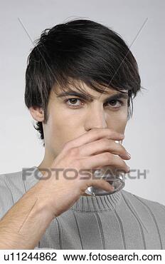 Banco de Imagem - jovem,  levando, 
 pílula,  água. 
fotosearch - busca 
de fotos, imagens 
e clipart