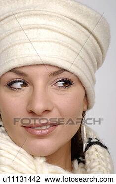 Banco de Imagem - retrato,   jovem, 
  mulher,   desgastar, 
  inverno,   agasalho. 
fotosearch - busca 
de fotos, imagens 
e clipart