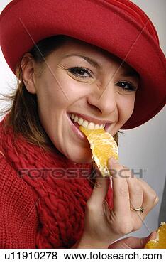 Banco de Imagem - retrato,   jovem, 
  mulher,   desgastar, 
  vermelho,   
woolen. fotosearch 
- busca de fotos, 
imagens e clipart